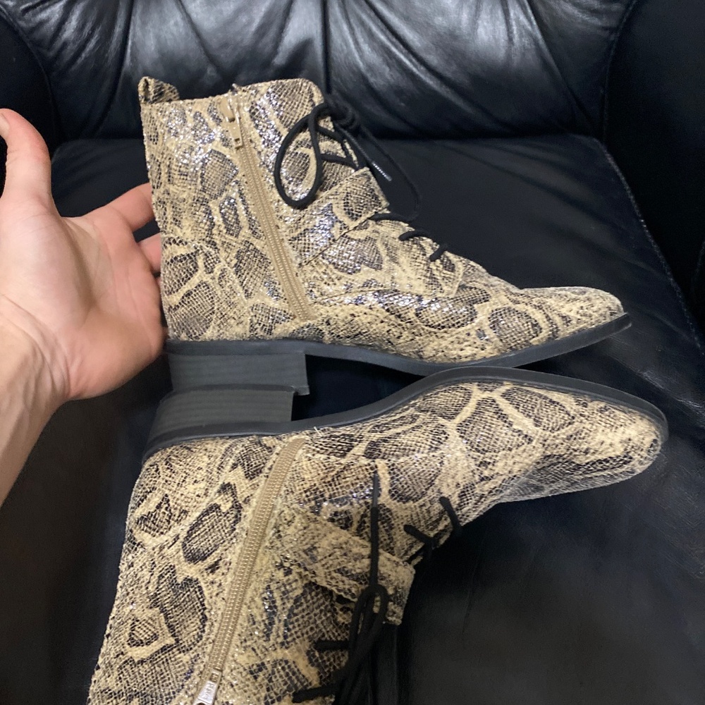 Express snake skin animal print heeled boot lace up zipper buckle Women's Size 9 - Picture 6 of 6